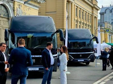 يقوم حافلة Yaxing بسرقة العرض في معرض Fest Transport في St . Petersburg